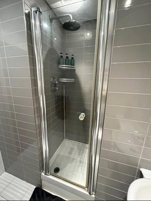 2 Bed Apartment Close To Station With Parking London Ngoại thất bức ảnh